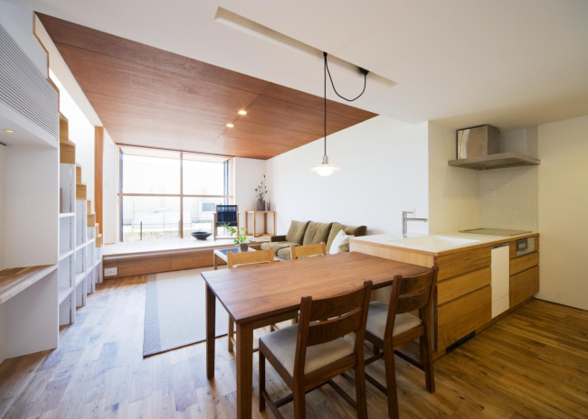 オーダーキッチンのあるリビングダイニング