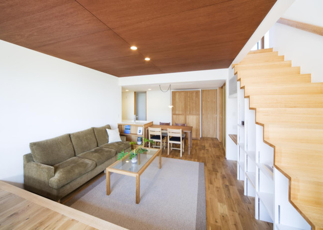 ラワンベニヤの天井としっくい塗装の壁