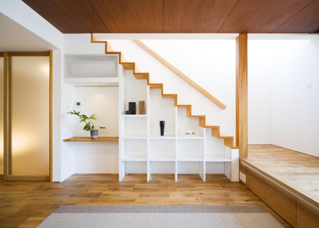 飾り棚を兼ねた階段