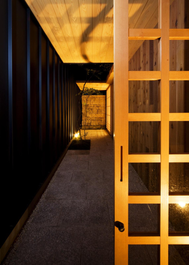 和モダンのアプローチ玄関と格子扉