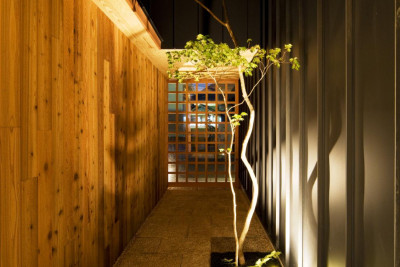 和モダンのアプローチと御影石敷