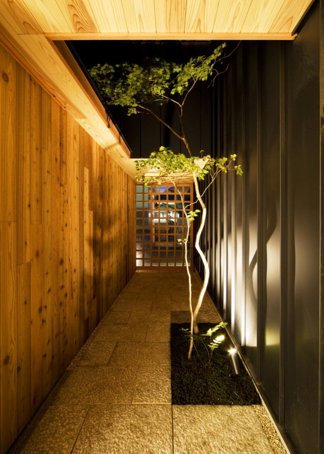 和モダンのアプローチと御影石敷