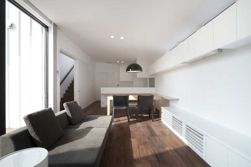 ホワイトのインテリアと天井までのスチールサッシ