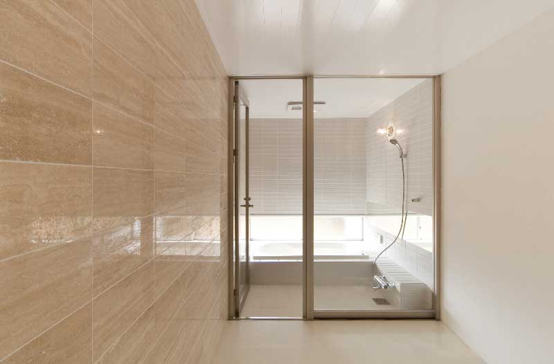 大理石壁の浴室