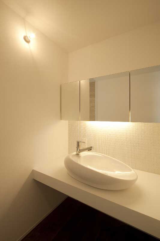 モザイクタイルと置き式洗面