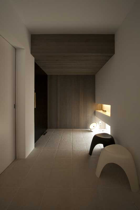 タイル床とレッドシダー壁の玄関