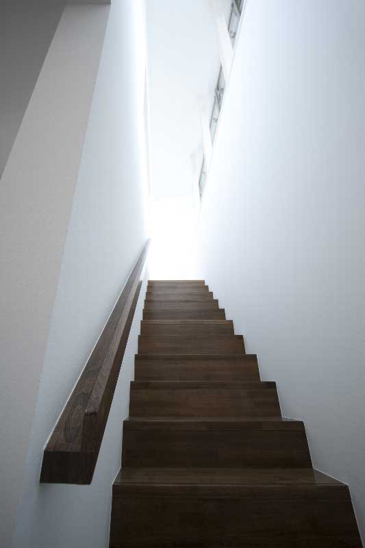 光の降り注ぐ階段室