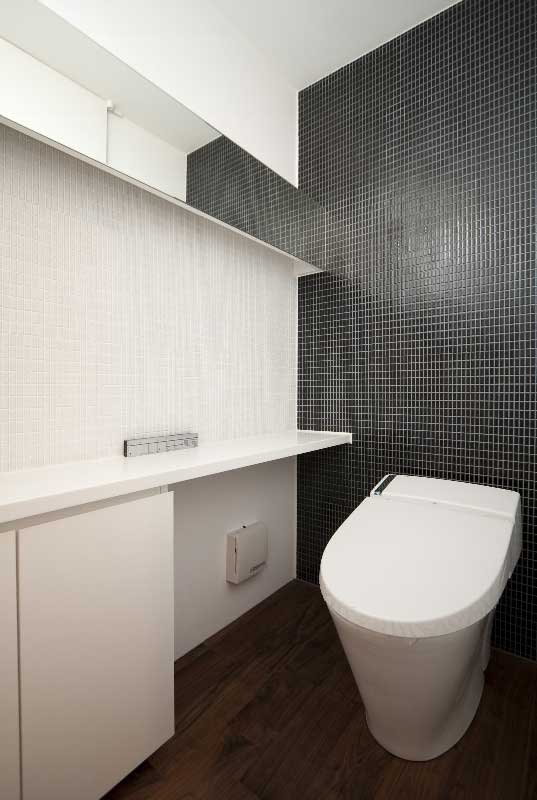 モザイクタイルのトイレ