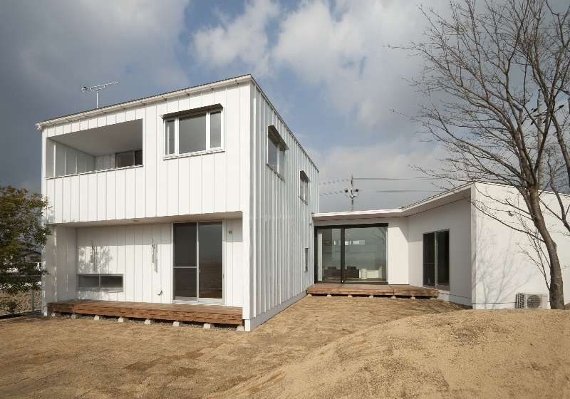 ホワイトのカラーガルバリウム鋼板壁