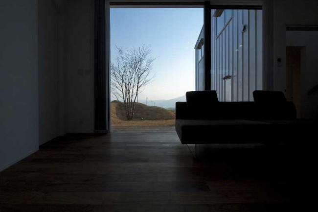 2.7mの天井高さとスチールサッシ