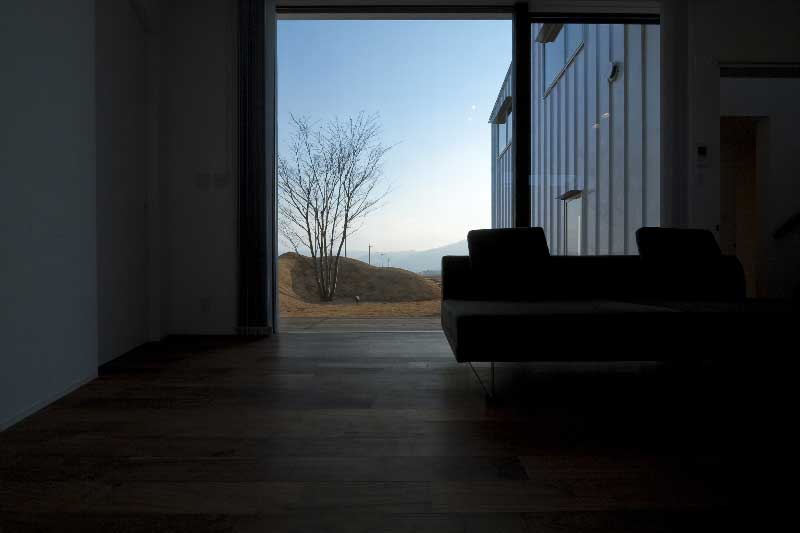 2.7mの天井高さとスチールサッシ