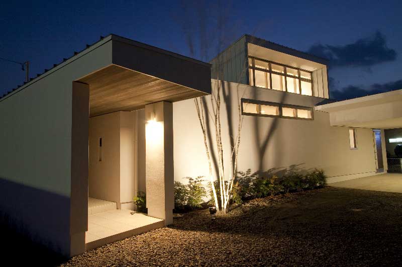 レッドシダー壁のアプローチ夕景