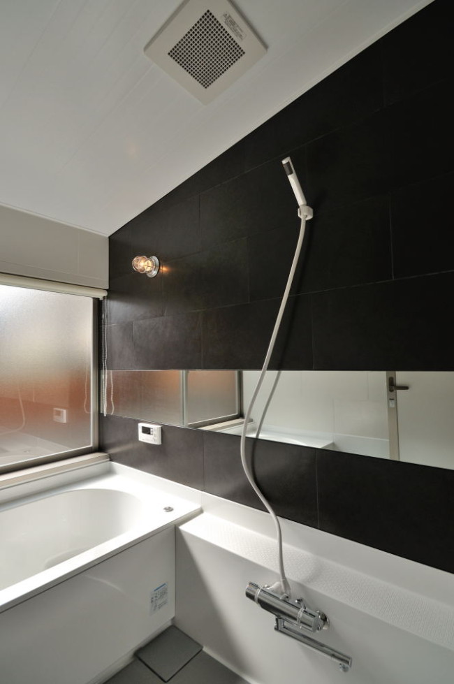 黒いタイルのハーフユニットバスルーム