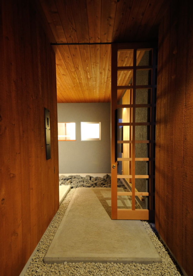 アプローチ夕景格子扉を開ける