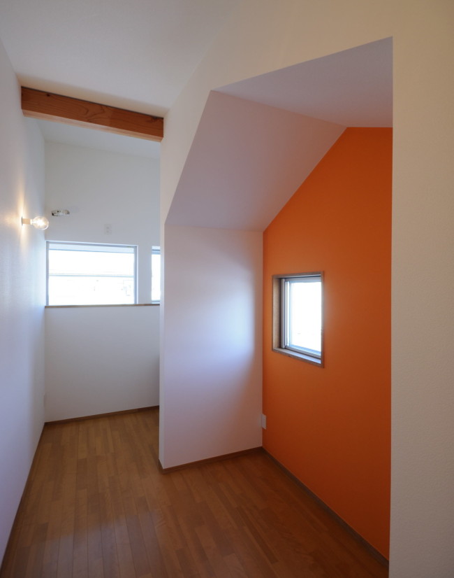 オレンジの壁の子供部屋