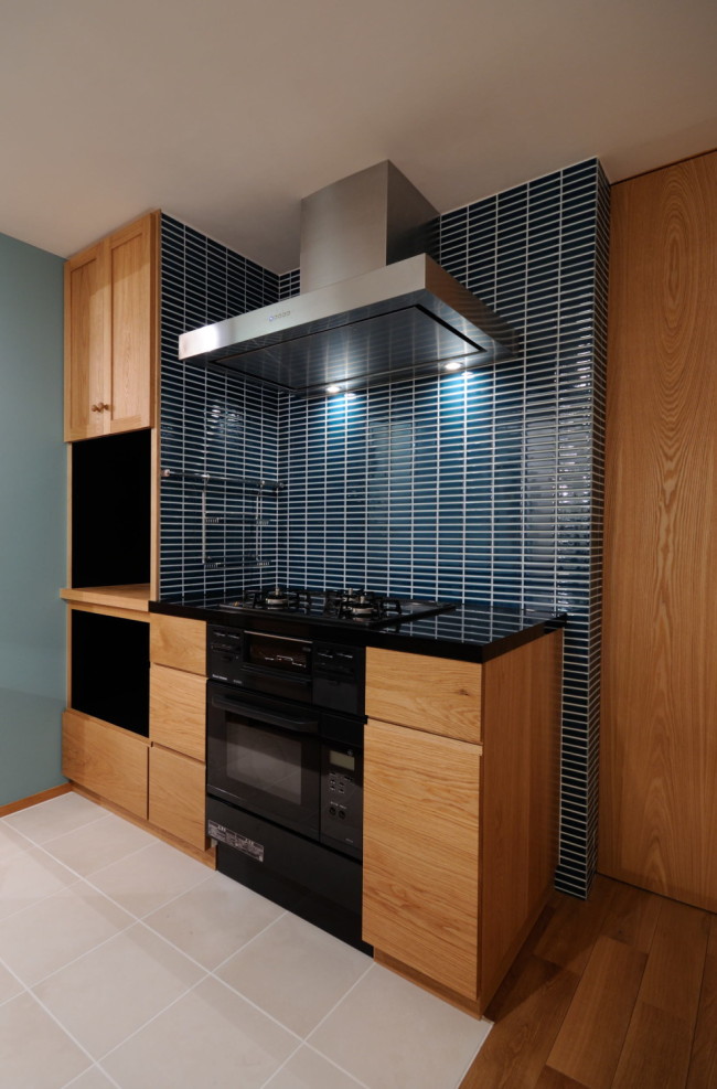 ブルーのタイルとオーダーキッチン、オーブン付き