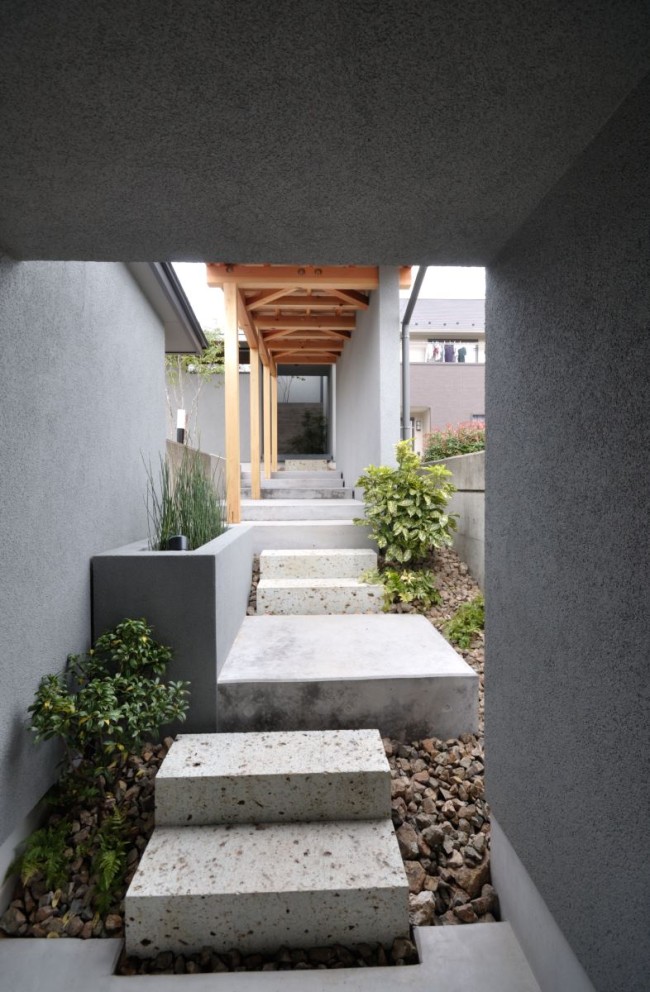 アプローチの大谷石の階段