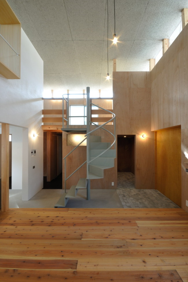 住宅の中心の螺旋階段