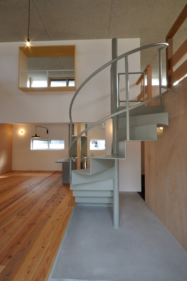 玄関扉を開けると螺旋階段