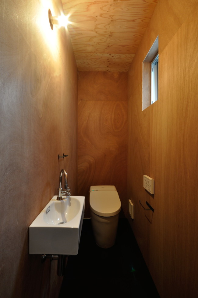 トイレもラワンベニヤ仕上げ