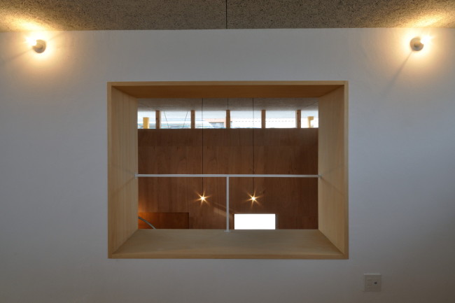 室内窓から吹き抜けを見る