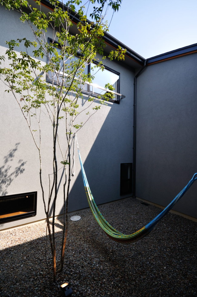 中庭のアオダモとハンモック