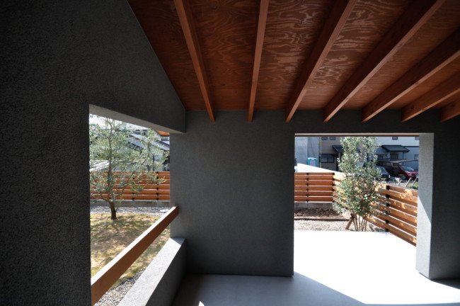 南面したアウトリビング。普段は物干しスペースにも。