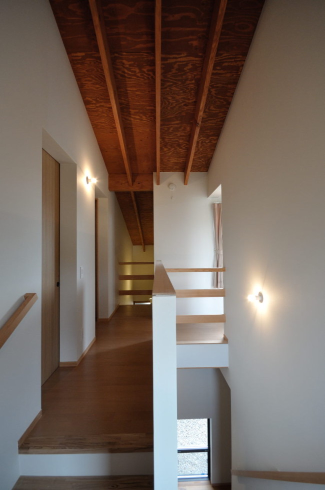 梁を現しにした階段室