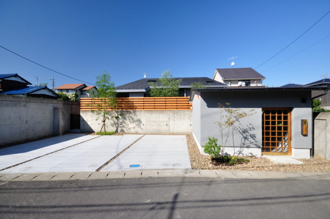 低いシルエットの勾配屋根