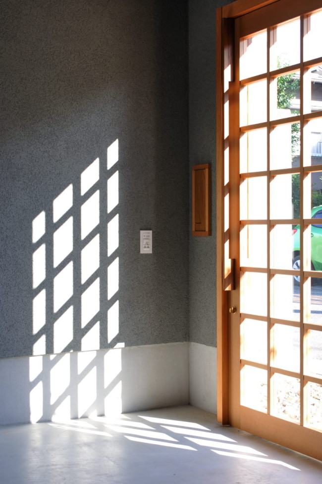 玄関格子扉からの光と影