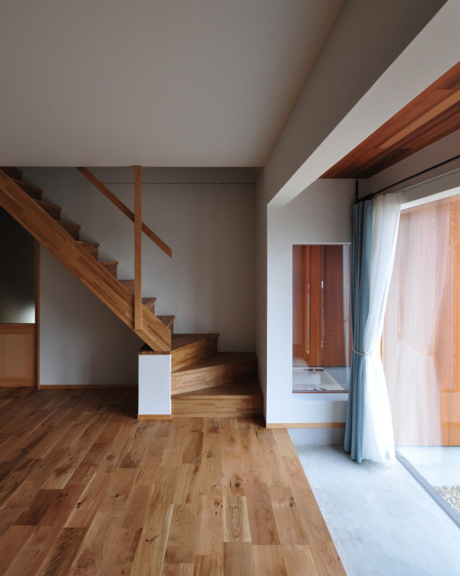 小さな土間空間のあるリビング