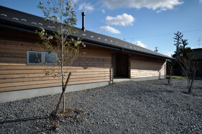 木の外壁の平屋