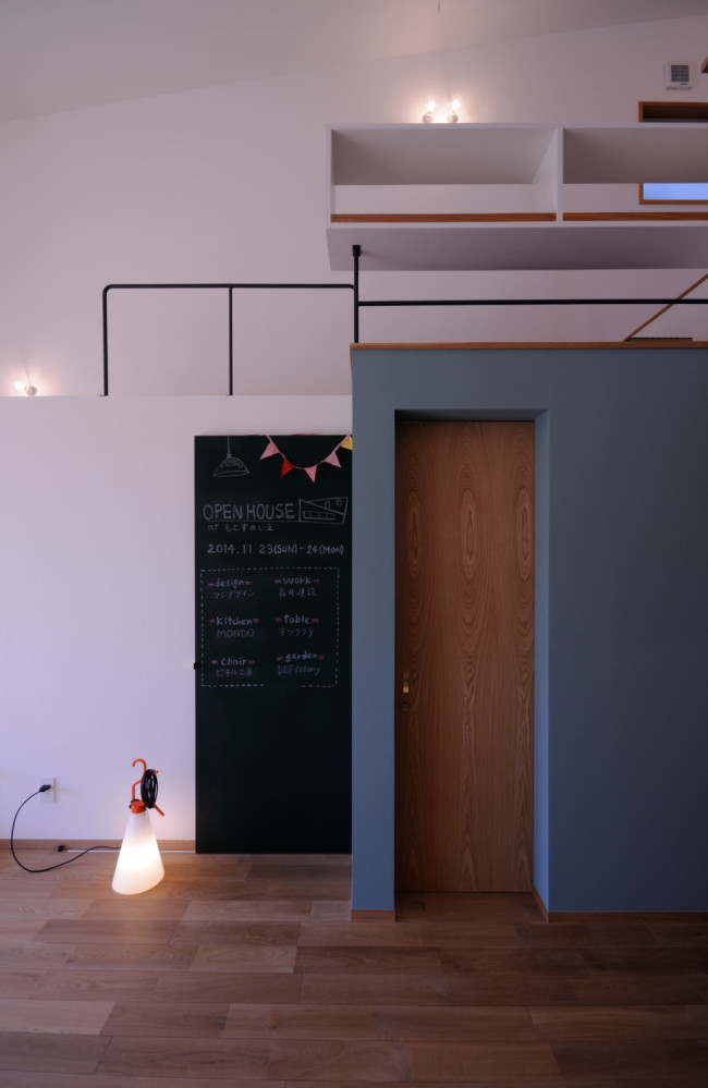 ブルーグレーのペイント壁と黒板塗装