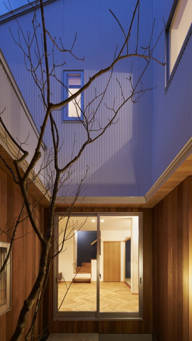 坪庭からリビングを見る