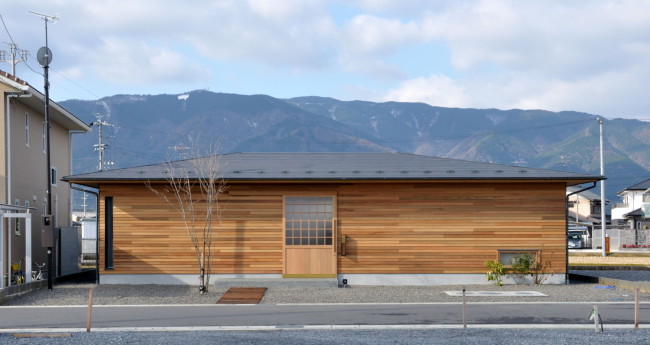 横張りの木の外壁