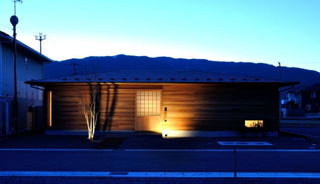 池田山の麓の平屋