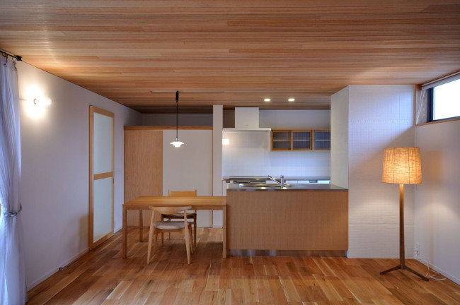 オーダーキッチンとラワン羽目板の天井