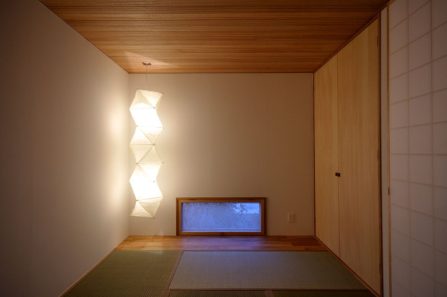 和室とイサムノグチのアカリ