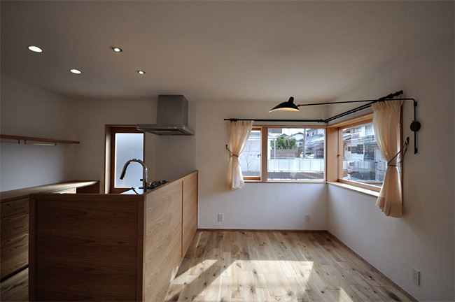 コーナー窓は木製サッシ