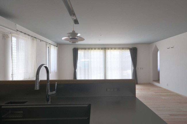 オーダーキッチンからのリビング