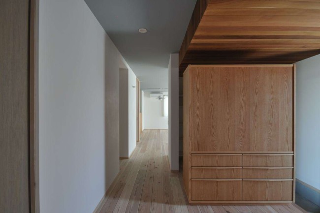 天井グレー壁ホワイト玄関収納家具