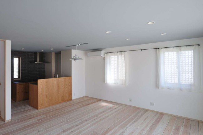 グレー天井壁ホワイト杉無垢フローリング