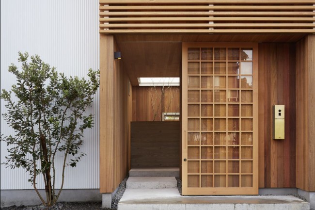 アプローチの格子扉