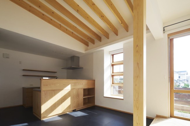 ダイニングキッチンはブラックのPタイルで掃除もしやすく