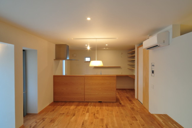 玄関側からリビングを見る